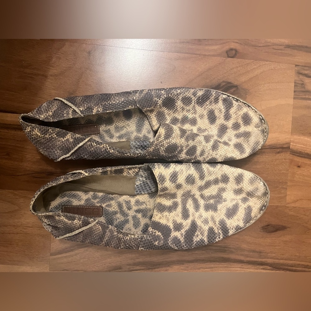 **VINCE** Gray-Tone Leopard-Print d’Orsay Flats